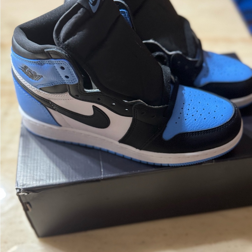 Nike Men's Black and Blue Athletic Sneakers